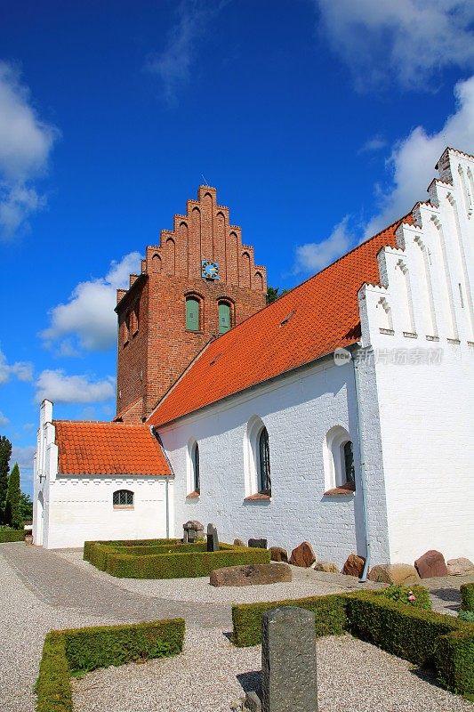 Thorslunde Kirke -罗马式的乡村教区教堂和墓地